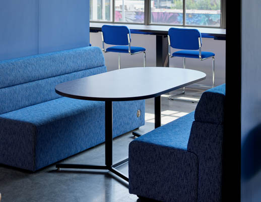 k.lounge Dividends Horizon Y-Base Tables Florence Knoll Sofa Cesca Stools