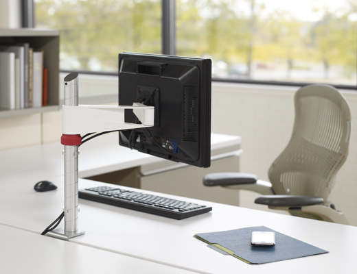 Dividends Horizon open plan workstation with a shared overhead